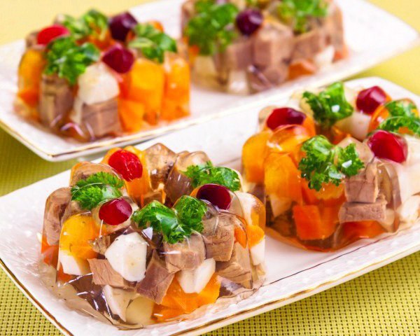ЗАЛИВНОЕ МЯСО.ИНГРЕДИЕНТЫ: 300 г говядины (вырезки) 20 г желатина 200 г моркови100 г лука 2 яйца ...