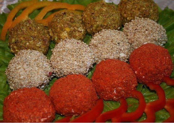 Сырные шарики.Ингредиенты:- 100 гр ветчины- 200 гр творога (зерненный)- 200 гр фета- 1 ст. ложка ...