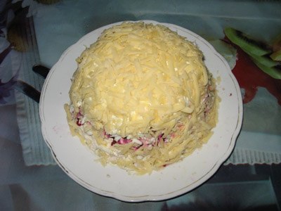 Салат с курицей и свеклой. Ингредиенты: Куриное филе - 200-300 г Репчатый лук - 1 шт. Картофель - 2 ... - 6