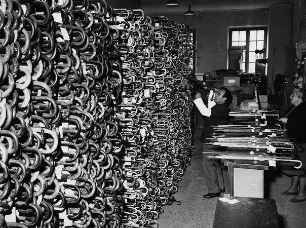 Полки с потерянными зонтиками в римском бюро находок. Италия, 1964 год.