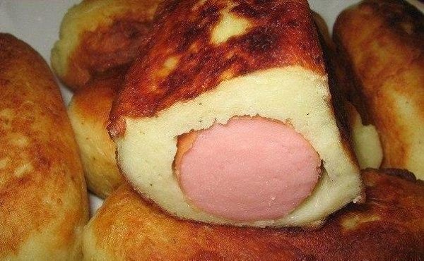 Сосиски в картошке.Ингредиенты:4 средних, отваренных в мундире картофелины;3 сосиски;2 яйца;3-4 ст. ...
