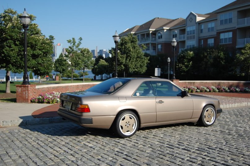 Mercedes-Benz 300CE Coupe (W124). - 7