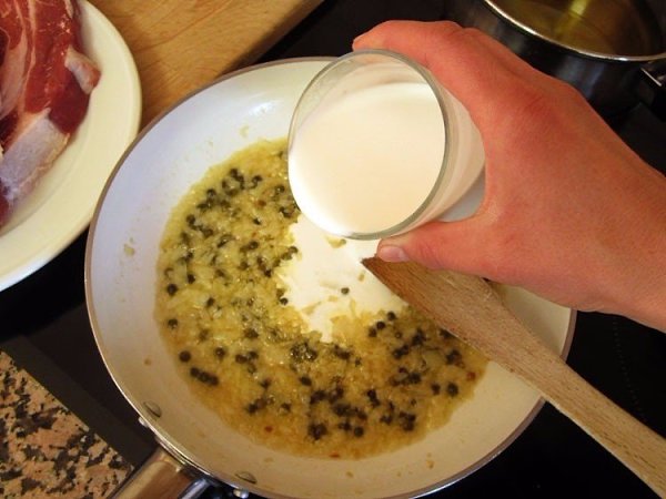 Мясо по-французски.Ингредиенты:Говядина — 2 антрекота по 300-350 г Перец — 20 гСливки молочные — 200 ... - 4