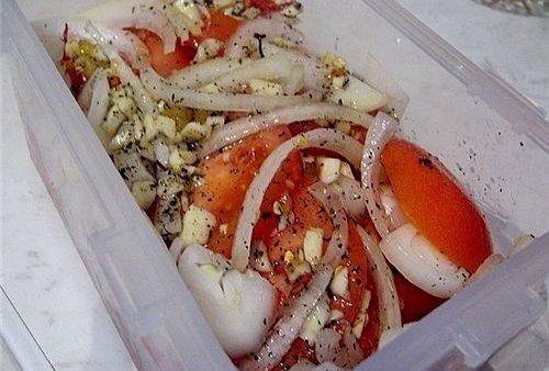 Закусочка вкусная.Ингредиенты:Свежие помидоры - 0,5 кг. или 4 средниеЛук репчатый - 1 головкаДля ...