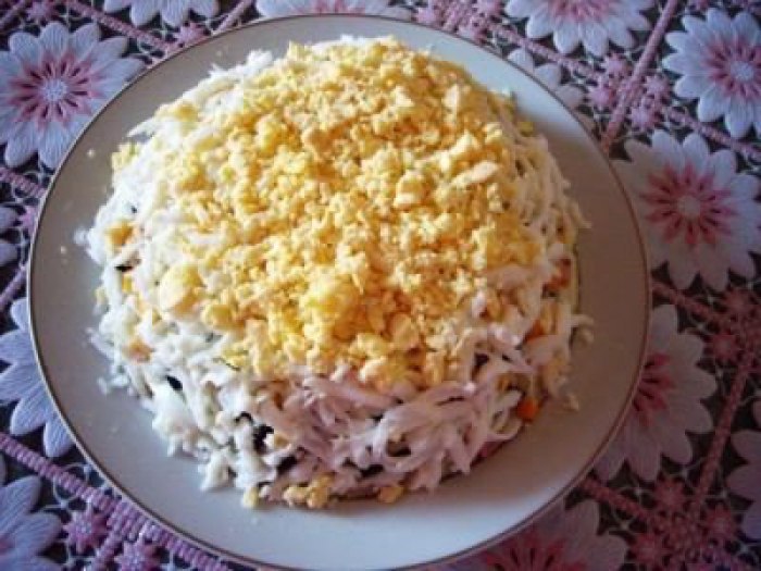 Салат "Гусарский". Ингредиенты: 3 отварные картофелины, 1 средняя луковица, 3 яйца, ...