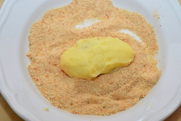 Картофельные зразы. Ингредиенты: Мясной фарш 500 г; Картофель 7 шт; Лук репчатый 1 шт; Чеснок 3 ... - 6
