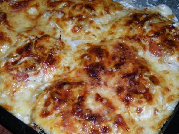 МЯСО ПО-ФРАНЦУЗСКИ.Ингредиенты: 1 кг мясо свинины 3 луковицы 3 помидора 350 гр сыра перец молотый, ...