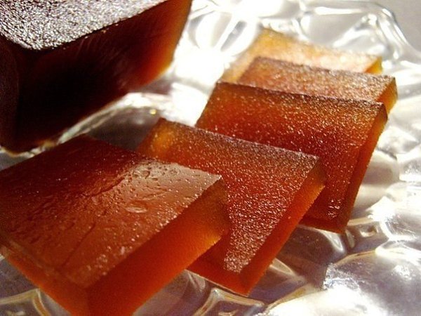 Мармелад из яблок.Яблоки - 1 кг. Сахар - 1 кг.Способ приготовления:Яблоки разрезать пополам, удалить ...