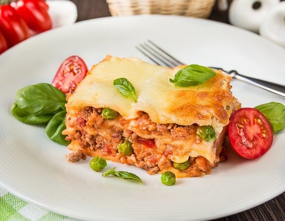ЛАЗАНЬЯ СО СВИНИНОЙ И ОВОЩАМИ.ИНГРЕДИЕНТЫ:Для мясного соуса: 1 средняя луковица 1 крупный сладкий ...