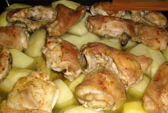 Куриные бедрышки в духовке.Ингредиенты:6-8 куриных бедрышек10-12 картофелинперец черный ...