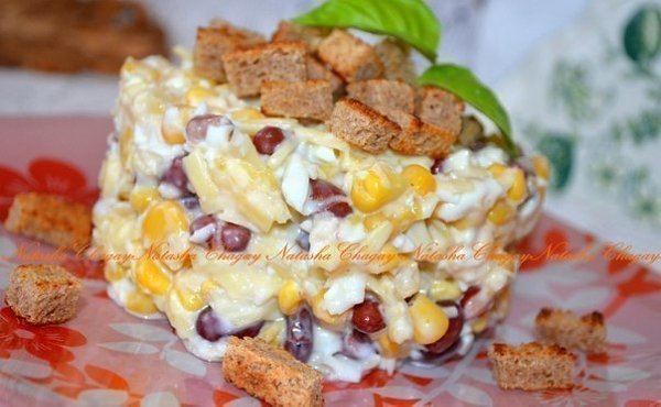 Салат с фасолью, сыром и сухариками. Салат с фасолью, сыром и сухариками - вкусный и сытный салат. ...