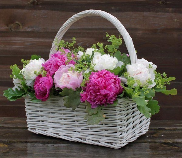 Пусть цветы. Цветы в корзине с пожеланиями. Пожелания здоровья и всех благ. Цветы в сумочке. Пожелания всег благ и здоровья.
