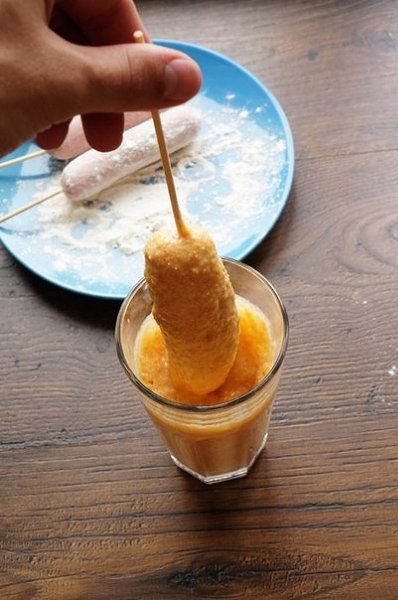 Корн Дог(или сосиска в тесте).Мука - 100 гр.Кукурузная мука - 100 гр.Сахар - 3 ст.л.Паприка - 1 ... - 4