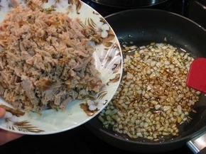 Картофельная запеканка с мясом. 1200 грамм картофеля; 250 грамм любого отварного мяса; 150 грамм ... - 4