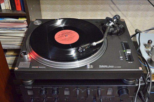   : Technics SL1210 MK5 & Yamaha C-4