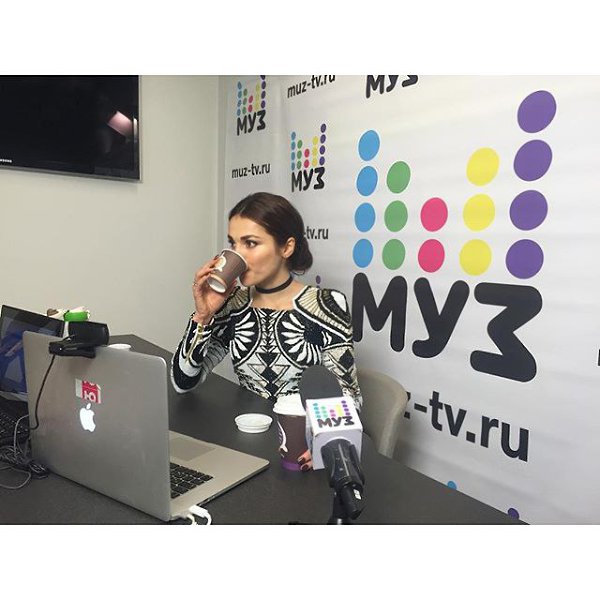 Начали) #онлайнкоференция #онлайнчатМузтв #музтв @muztv спасибо за платье @dressupbar_moscow style ...