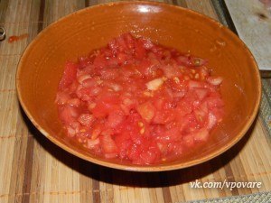 Курица в перце.Необходимо:Болгарский перец (крупный) – 4-5 шт.Филе курицы — 1 шт.,Помидор ... - 3