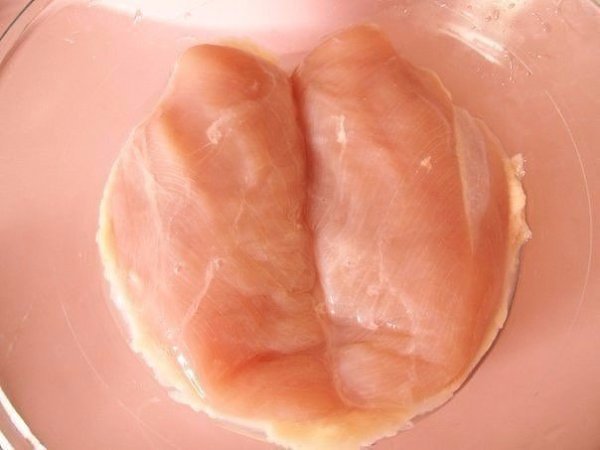 Куриная пастрома.Ингредиенты: 1 шт. грудка куриная (без кости) 2 ст. молоко коровье 3 ч.л. соль 1 ...