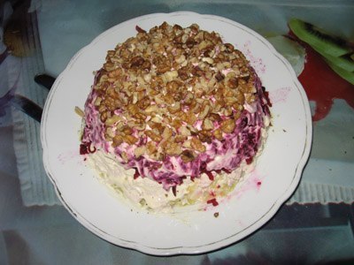 Салат с курицей и свеклой. Ингредиенты: Куриное филе - 200-300 г Репчатый лук - 1 шт. Картофель - 2 ... - 5