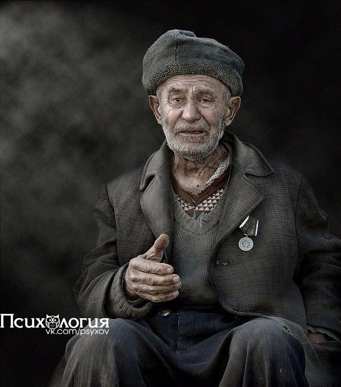 Один старый мужчина переехал жить к своему сыну, невестке и четырехлетнему внуку. Его руки дрожали, ...
