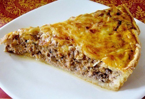 Пирог с мясом.1. Приготовить тесто, как на несладкую шарлотку, смешав: 3 яйца, 1 стакан муки, 1/2 ...