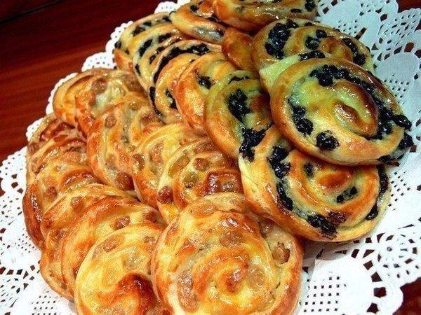 Французские булочки. Ингредиенты: Слоеное дрожжевое тесто Изюм 200 г Молоко - 0,5 л Сахар - 100 г ...
