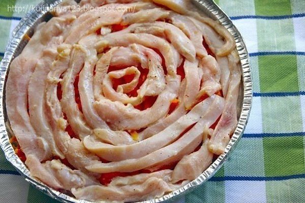 Мясной пирог "Чайная роза" Ингредиенты: Куриная грудка — 2 шт. Лук репчатый — 1 шт. Грибы ... - 7