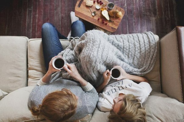 С тобою мне не надо притворяться, При встрече втягивать в себя живот, Чтоб более худой тебе ...