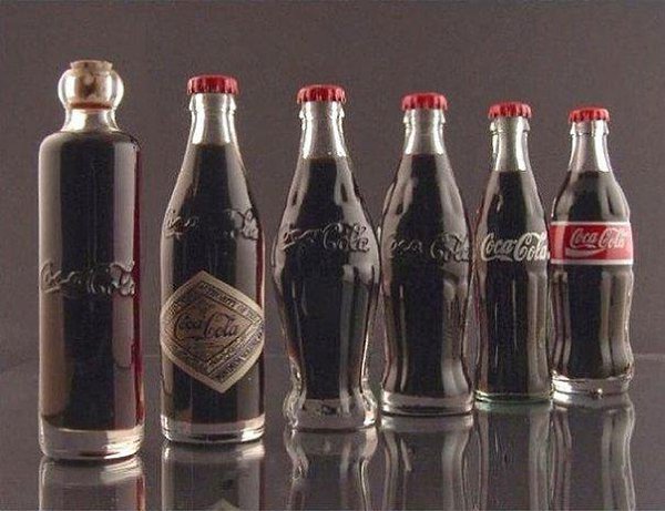 Эволюция бутылки Coca-Cola (слева-направо: 1899, 1900, 1915, 1916, 1957, 1986 годы.)