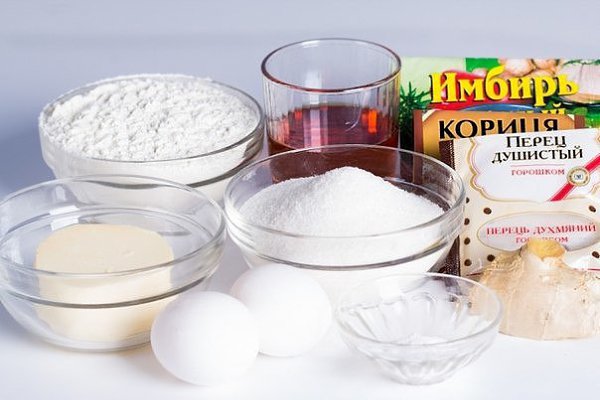 Имбирное печенье. В фигурках из теста можно сделать дырочки, тогда при желании готовым печеньем ... - 3