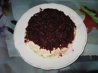 Салат с курицей и свеклой. Ингредиенты: Куриное филе - 200-300 г Репчатый лук - 1 шт. Картофель - 2 ... - 4