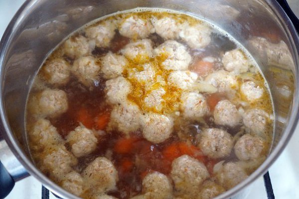 Прозрачный суп с куриными фрикадельками. 1)Самый «долгоиграющий» ингредиент у нас морковь, потому с ... - 5