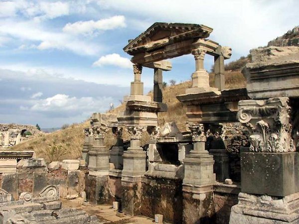 же несколько десятков лет на месте некогда могущественного города Троя ведутся раскопки. Но только ...