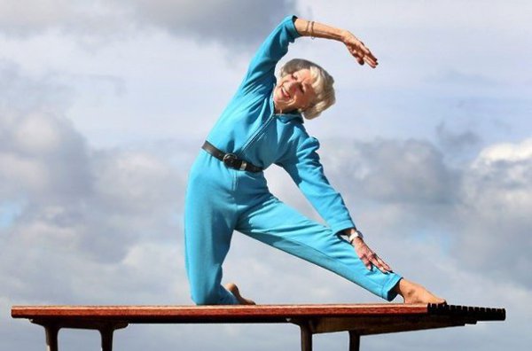83-летняя инструктор по йоге Бет Кальман (Bette Calman) благодаря йоге может делать со своим телом ...