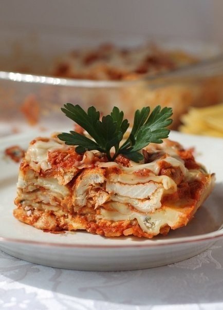 Лазанья с куриной грудкой и творогом.На 8 порций понадобится:Макаронные изделия Lasagne - ...