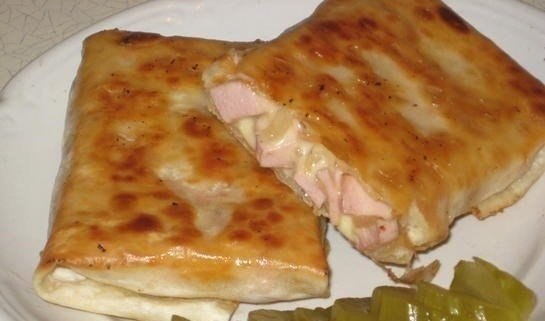 Рулет из лаваша с колбасой и сыром.Ингредиенты:-лаваш тонкий 1 шт-колбаса вареная 50 г или ...