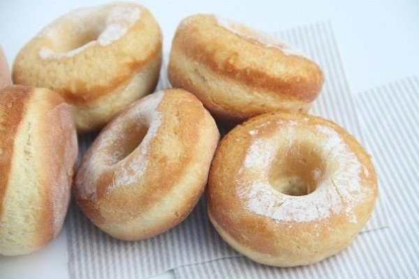 Пончики в глазури.Ингредиенты:30 гр растопленного сливочного масла3,5 стакана теплого молока50 гр ... - 3