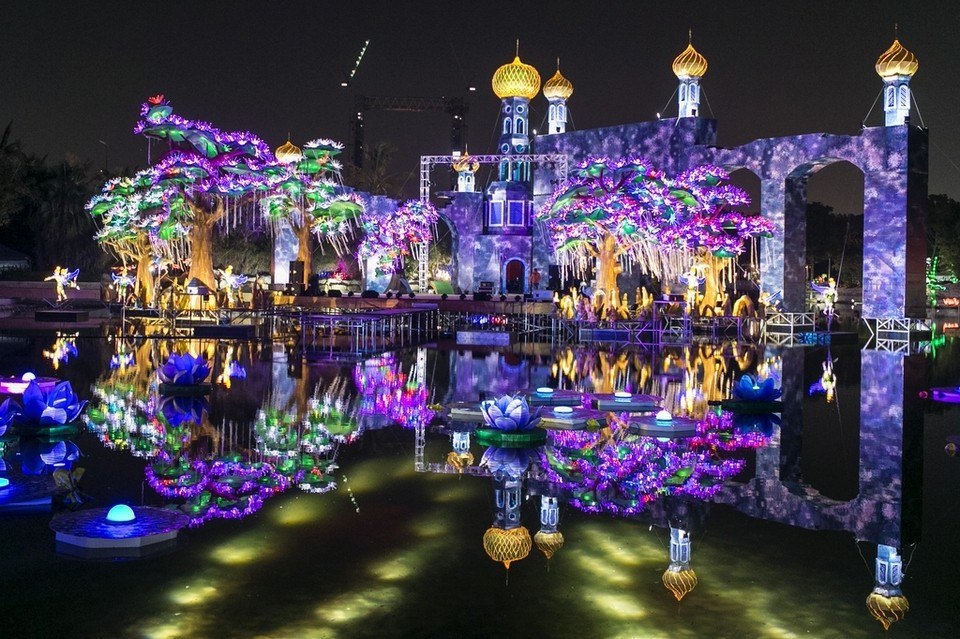    ,   .Dubai Garden Glow        ...