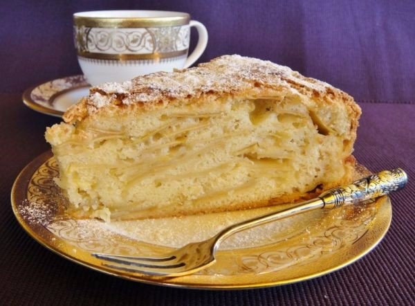 Яблочный пирог "Шарлатанка". Ингредиенты: Яблоки — 4 шт. Мука — 2 стакана Яйцо куриное — 5 ...
