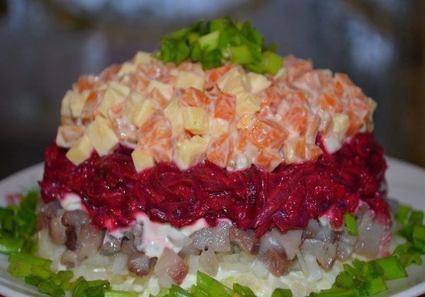 10 НЕВЕРОЯТНО ВКУСНЫХ САЛАТОВ.1) Салат «Подарок»ИНГРЕДИЕНТЫ:Этот салат уложить слоями и каждый ... - 5