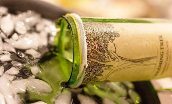 Как аккуратно, быстро и легко разрезать бутылку для декора.Приготовьте ледяную воду. Обмотайте ...