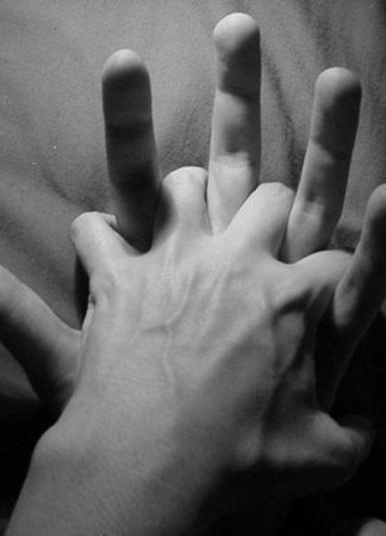 Переплетенные пальцы. Сжал ее руку в своей. Сплетение рук. Мужская рука. Сжал ее руку в своей.