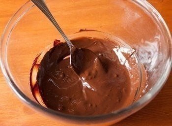Нуга в шоколаде.Ингредиенты:130 г меда400 г сахара2 яичных белка300 г жареного миндаля (желательно ... - 6