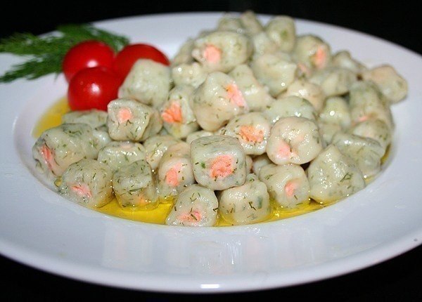 Картофельные клёцки с форелью и укропом.Ингредиенты:- 0,5 кг картофеля, лучше брать рассыпчатые ...