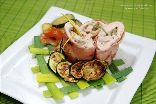 Куриный рулет.В этот раз продукты были следущие:- куриная грудка - 3шт- цукини- кабачек- помидоры- ...