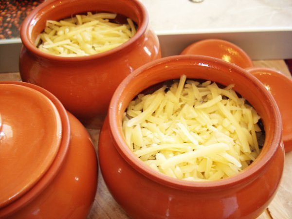 МЯСО В ГОРШОЧКЕ С СЫРОМ.ИНГРЕДИЕНТЫ: Свинина — 400 г Лук — 2 луковицы Сыр — 100 г Грибы (шампиньоны) ... - 8