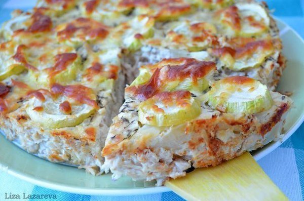 Куриный пирог.Ингредиенты2 больших куриных филе (у меня 1 крупная грудка на косточке) 2 цукини 300 г ...