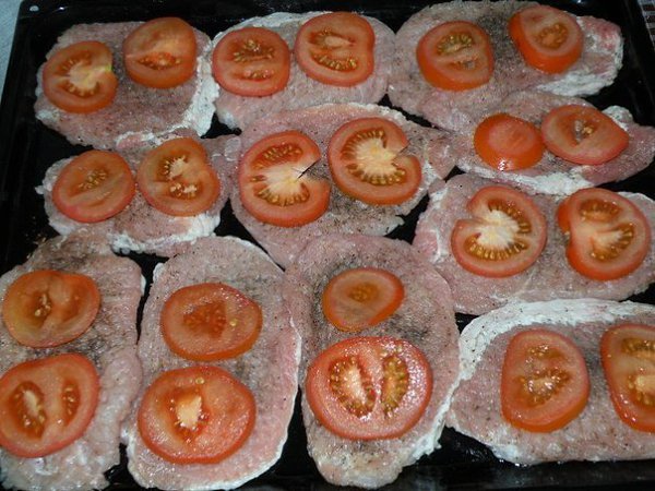МЯСО ПО-ФРАНЦУЗСКИ.Ингредиенты: 1 кг мясо свинины 3 луковицы 3 помидора 350 гр сыра перец молотый, ... - 3