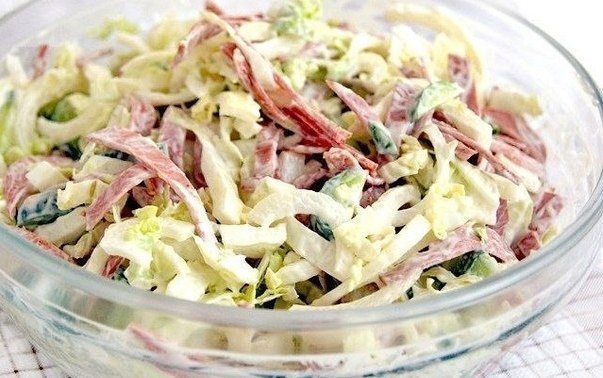Салат "Быстро и вкусно" Ингредиенты: - капуста - свежий огурец - лучок - колбаска (кому ...