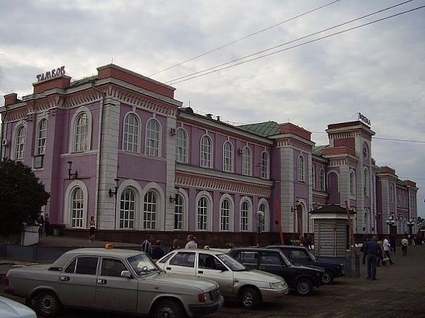 Oбозначение времени: It is 7 o'clock in the evening — Семь часов вечера. It is half past seven ...